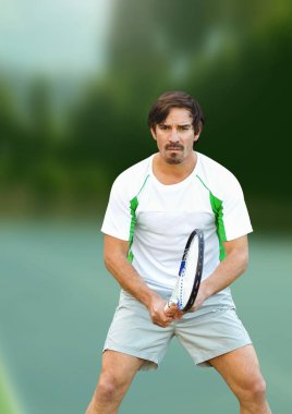 Tenis oyuncu adamın yeşil arka plan gürültü ile dijital bileşik