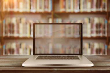 Birlikte laptop ekran Kütüphane raf karşı ile