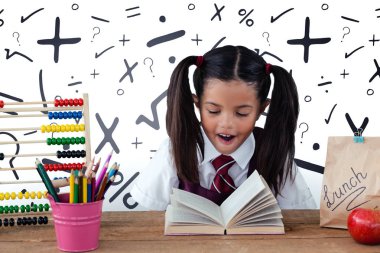 Kız öğrenci okuma kitabı matematik doodle karşı masada