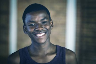 Lise çocuk spor mahkemede ayakta gülümseyen portresi