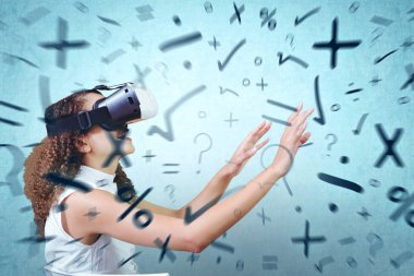 Sanal gerçeklik simülatörü ile mavi arka plan karşı sandalyede otururken arayan genç kadın