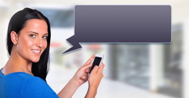 Kadının telefon sohbet kabarcık ile kullanarak dijital bileşik