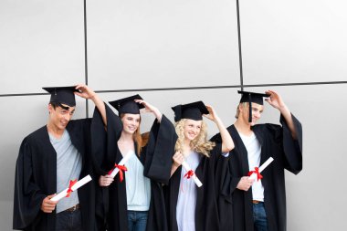 Mezun olduktan sonra karşı beyaz döşeme kutluyor Genç Grup