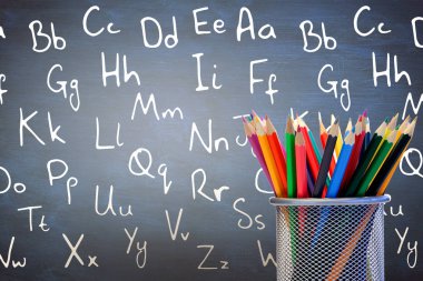 Renkli kalemler mavi arka plan karşı tutucu
