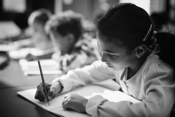 Pozorný Školačka Dělá Její Domácí Úkoly Učebně Škole — Stock fotografie