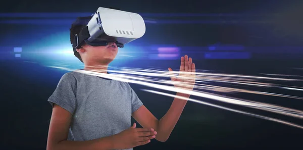 Pojke Spela Använder Virtuell Verklighet Headset Mot Vit Bakgrund — Stockfoto