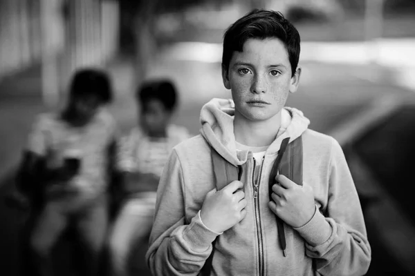 Retrato Del Triste Colegial Con Mochila Pie Campus Escuela —  Fotos de Stock