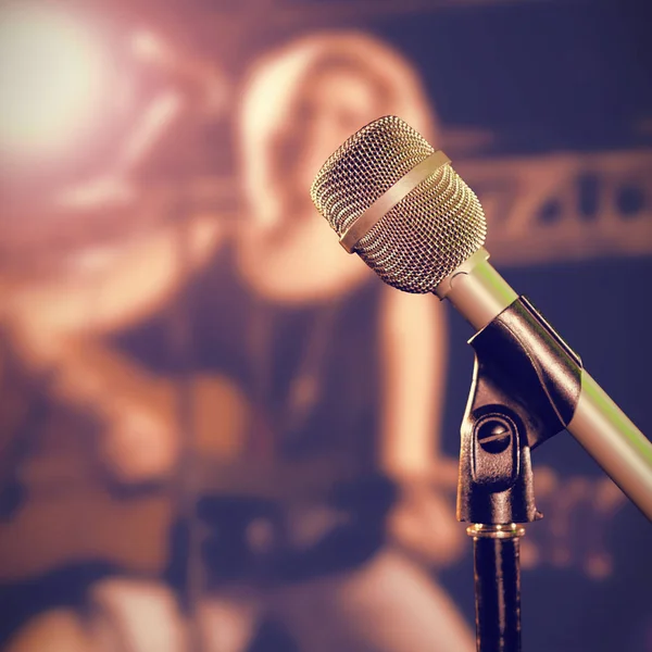 Primer Plano Del Micrófono Contra Sonriente Guitarrista Femenina Tocando Guitarra — Foto de Stock