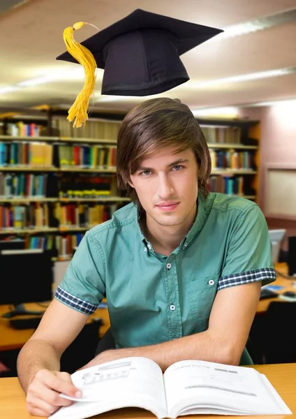 Compuesto Digital Estudiante Biblioteca Educación Con Sombrero Graduación —  Fotos de Stock