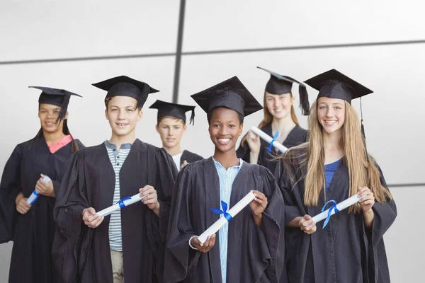 Retrato Estudiantes Posesión Grado Contra Azulejo Blanco — Foto de Stock