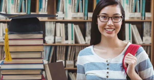 Цифровий Композит Студентської Жінки Освітній Бібліотеці Випускним Капелюхом Книгами — стокове фото