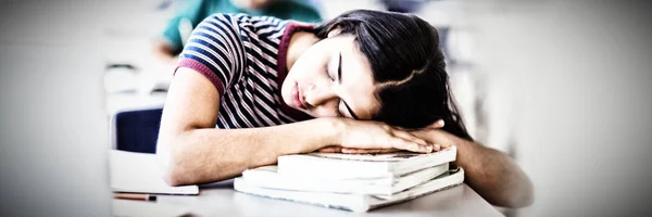 Estudante Dormindo Biblioteca — Fotografia de Stock