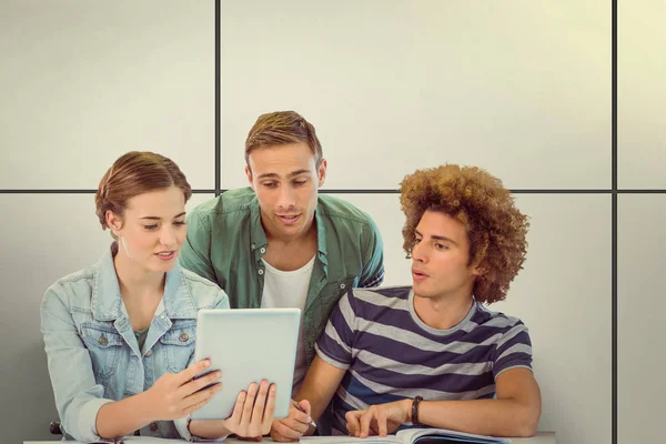 Estudantes Moda Usando Tablet Contra Azulejos Brancos — Fotografia de Stock