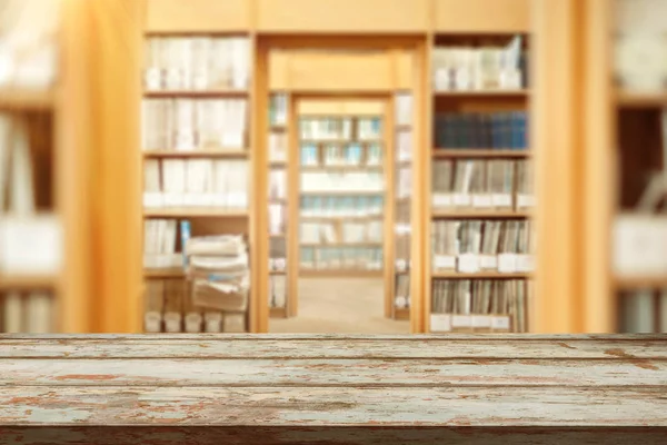 Superficie Della Tavola Legno Contro Biblioteca — Foto Stock