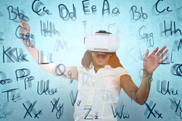 Mädchen Genießen Virtual Reality Simulator Vor Blauem Hintergrund — Stockfoto