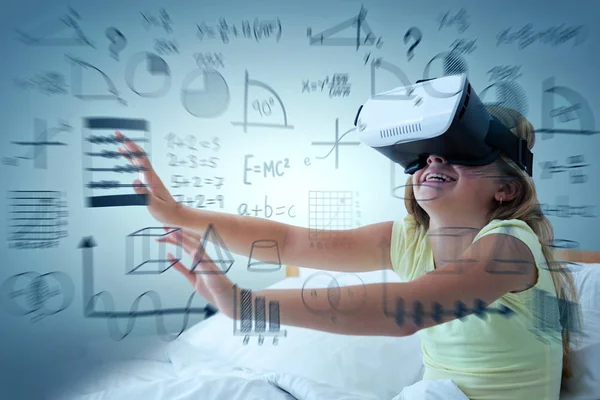 Mädchen Trägt Virtual Reality Simulator Auf Bett Vor Abstrakt Grünem — Stockfoto