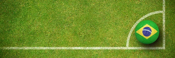 緑の背景に対してブラジル色のサッカー — ストック写真
