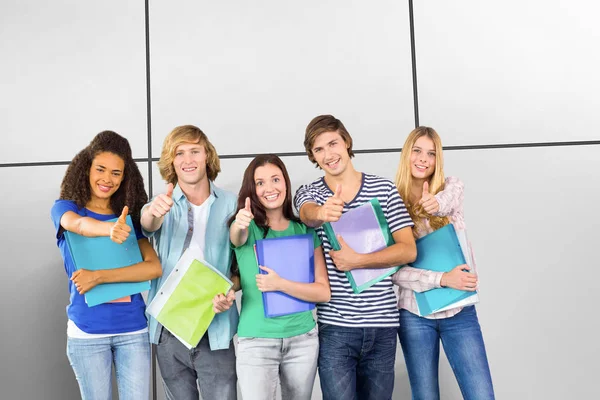 Estudantes Universitários Felizes Gesticulando Polegares Contra Azulejos Brancos — Fotografia de Stock