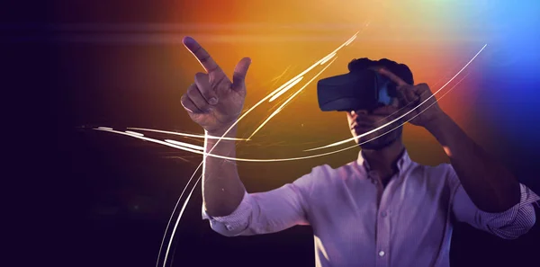 Mann Mit Virtual Reality Gerät — Stockfoto