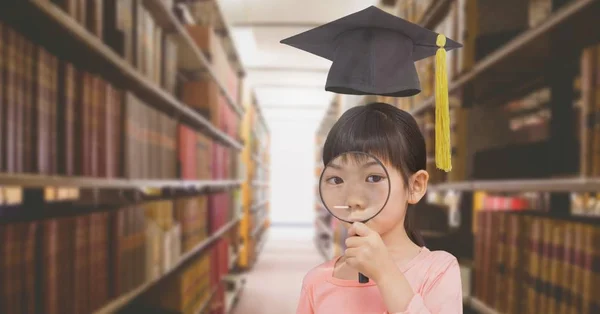 Ψηφιακός Σύνθετος Σχολείο Κορίτσι Στη Βιβλιοθήκη Εκπαίδευσης Καπέλο Αποφοίτησης — Φωτογραφία Αρχείου