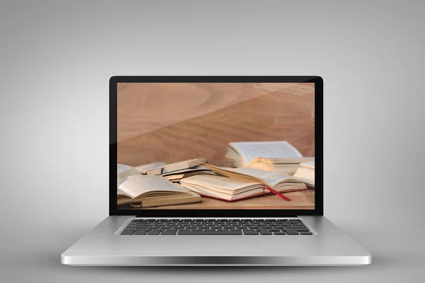 Ноутбук Екраном Проти Різних Відкритих Книг — стокове фото
