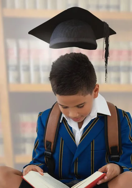 教育図書館で卒業 帽子の少年のデジタル合成 — ストック写真
