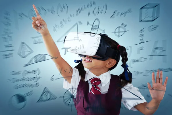 Menina Escola Apontando Usar Fone Ouvido Realidade Virtual — Fotografia de Stock