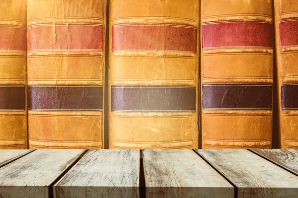 Επιφάνεια Ξύλινη Σανίδα Ενάντια Κοντινό Πλάνο Των Παλαιών Βιβλίων — Φωτογραφία Αρχείου