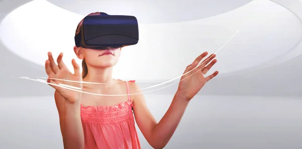 Kleines Mädchen Mit Virtueller Brille — Stockfoto