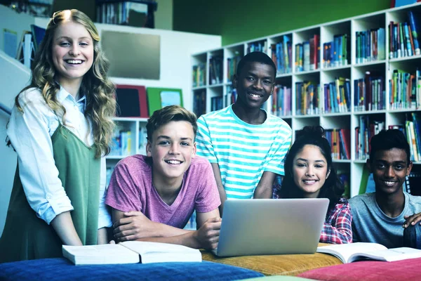 Ritratto Studenti Felici Biblioteca Scuola — Foto Stock