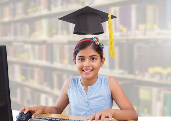 Komposit Digital Gadis Sekolah Perpustakaan Pendidikan Dengan Topi Kelulusan — Stok Foto