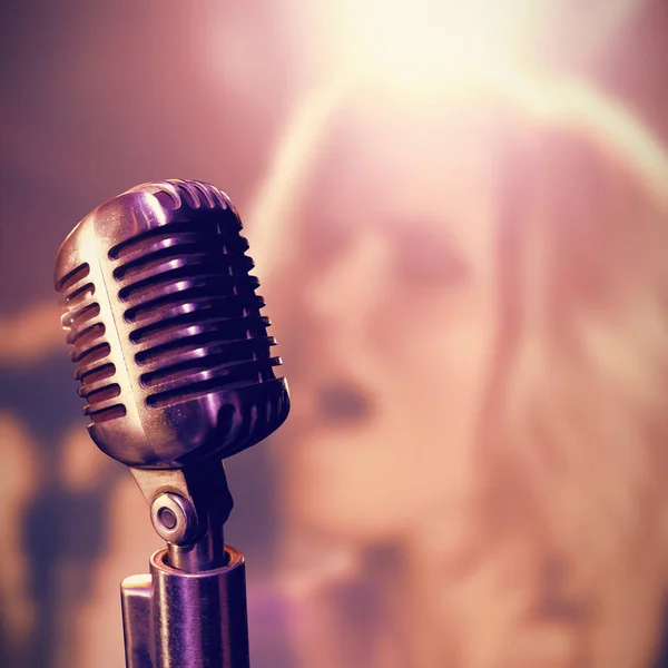 Primer Plano Del Micrófono Contra Joven Cantante Cantando Club Nocturno — Foto de Stock