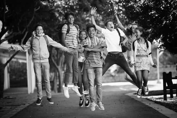 Lachende Schoolkinderen Met Plezier Weg Campus School — Stockfoto