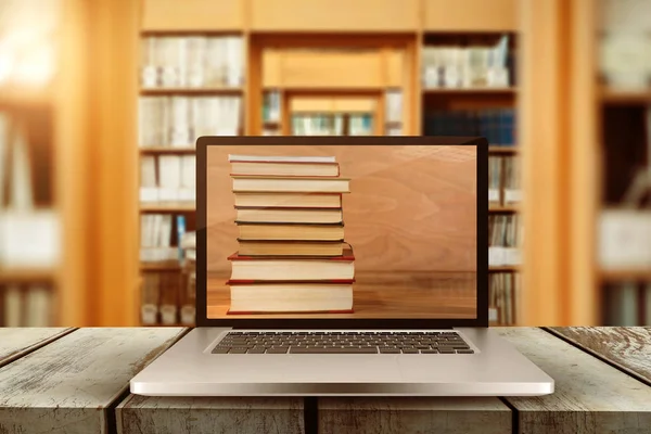 Ноутбук Екраном Проти Бібліотеки — стокове фото