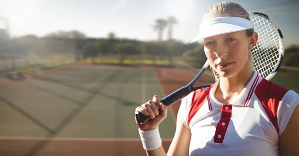 ラケットでテニス コートでテニス プレーヤー女性のデジタル合成 — ストック写真