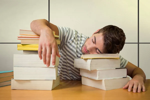 白いタイルに対して図書館で眠っている学生 — ストック写真