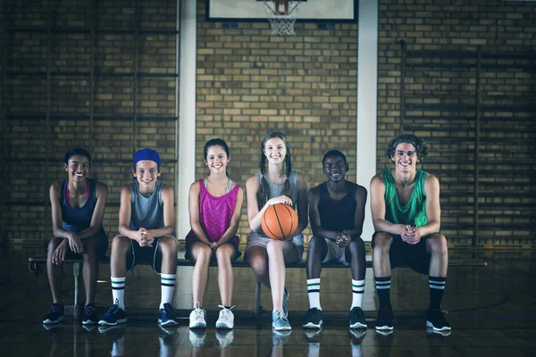 Porträt Von High School Kindern Auf Einer Bank Basketballfeld — Stockfoto