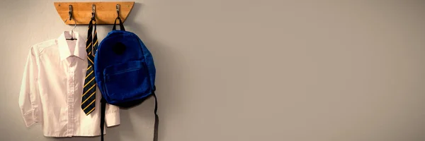 유니폼과 Schoolbag 매달려 — 스톡 사진