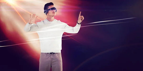 Fiatal Férfi Intett Fehér Háttér Virtuális Video Szemüveg Használata Közben — Stock Fotó