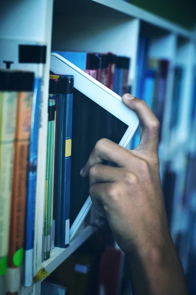Χέρι Του Μαθητή Διατηρώντας Την Ψηφιακή Δισκίο Στο Ράφι Βιβλιοθήκης — Φωτογραφία Αρχείου