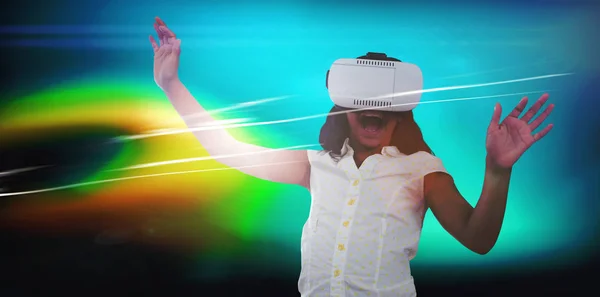Mädchen Genießen Beim Tragen Von Virtual Reality Simulator Vor Weißem — Stockfoto