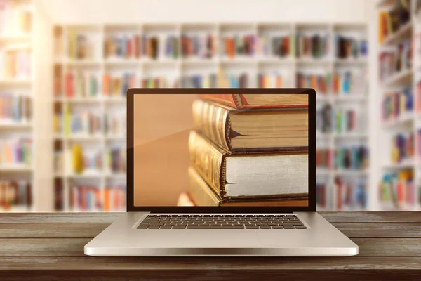 Laptop Con Pantalla Contra Profesor Leyendo Libros Sus Estudiantes — Foto de Stock