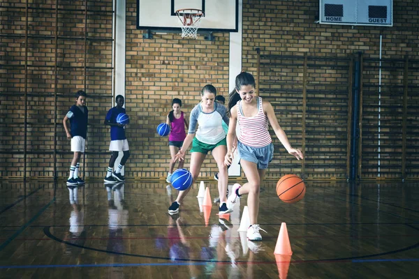 Crianças Ensino Médio Praticando Futebol Usando Cones Para Driblar Broca — Fotografia de Stock