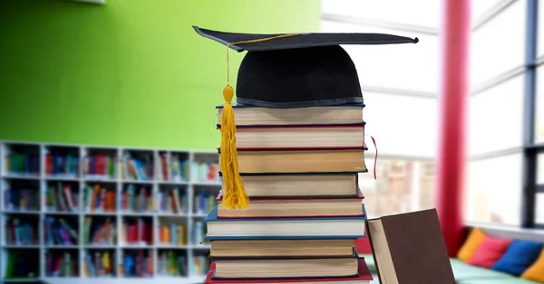 教育图书馆图书与毕业帽的数字复合 — 图库照片