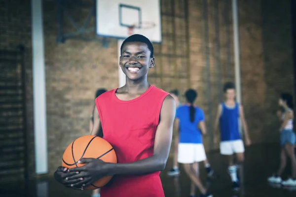 Porträt Eines Lächelnden Schuljungen Der Einen Basketball Hält Während Sein — Stockfoto