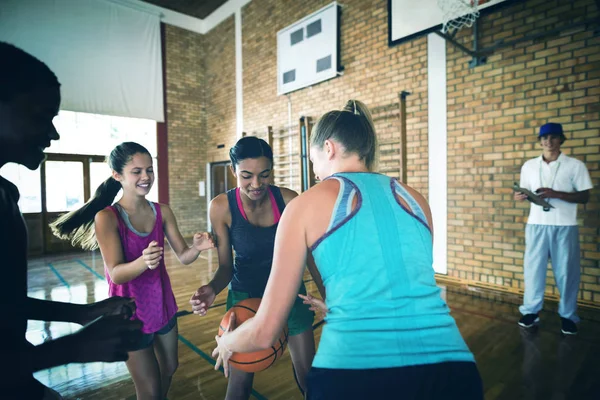 High School Team Spielt Basketball Auf Dem Platz — Stockfoto