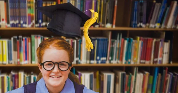 Ψηφιακός Σύνθετος Σχολείο Κορίτσι Στη Βιβλιοθήκη Εκπαίδευσης Καπέλο Αποφοίτησης — Φωτογραφία Αρχείου