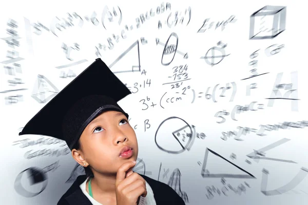 Przemyślane Dziewczyna Ubrana Graduacyjnej Ręką Podbródek Przeciwko Równań Matematycznych — Zdjęcie stockowe