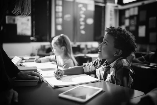 Lehrer Interagiert Mit Schüler Klassenzimmer Der Schule — Stockfoto