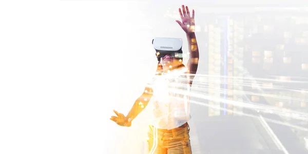 Mädchen Trägt Virtual Reality Simulator Vor Weißem Hintergrund — Stockfoto